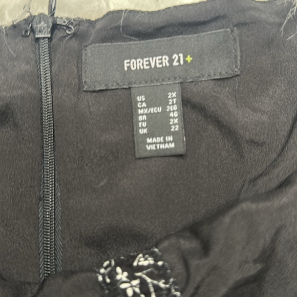 Black floral zip up skirt - Picture 3 of 3